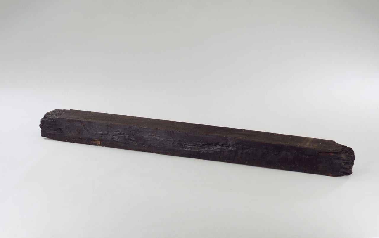 Robert Grosvenor "Untitled" 1975 Wood, creosote, grease 8 x 102 x 9 in.
