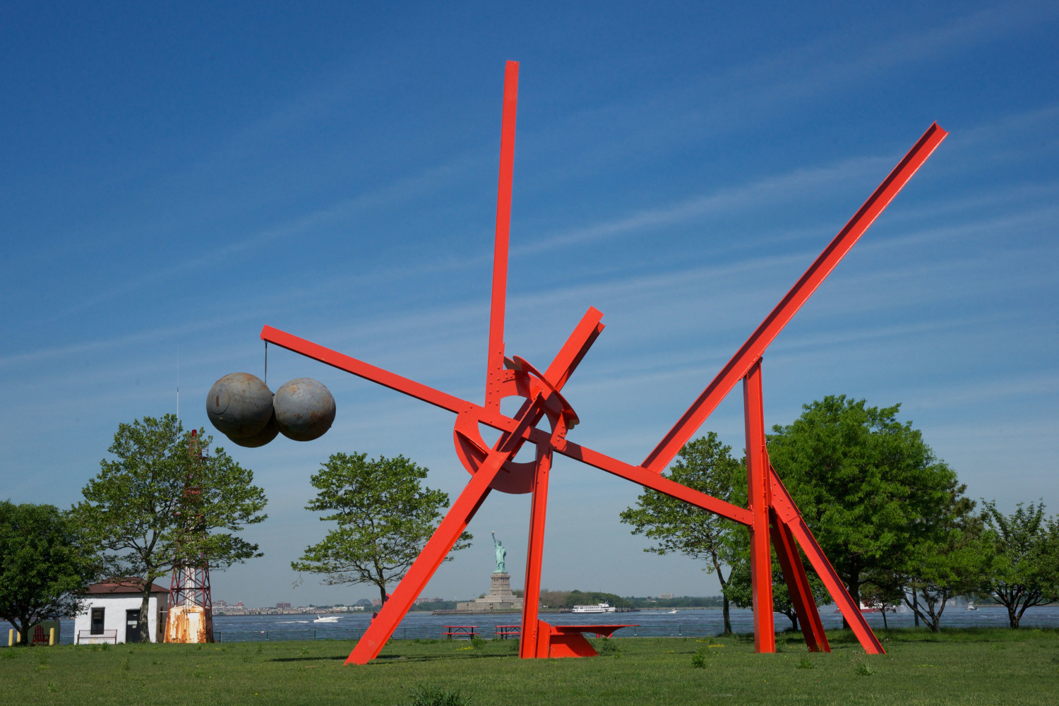 Mark di Suvero
Figolu, 2005-2011
painted steel, steel buoys
47 ft 1 in x 55 ft x 23 ft  (1435.1 x 1676.4 x 701 cm)