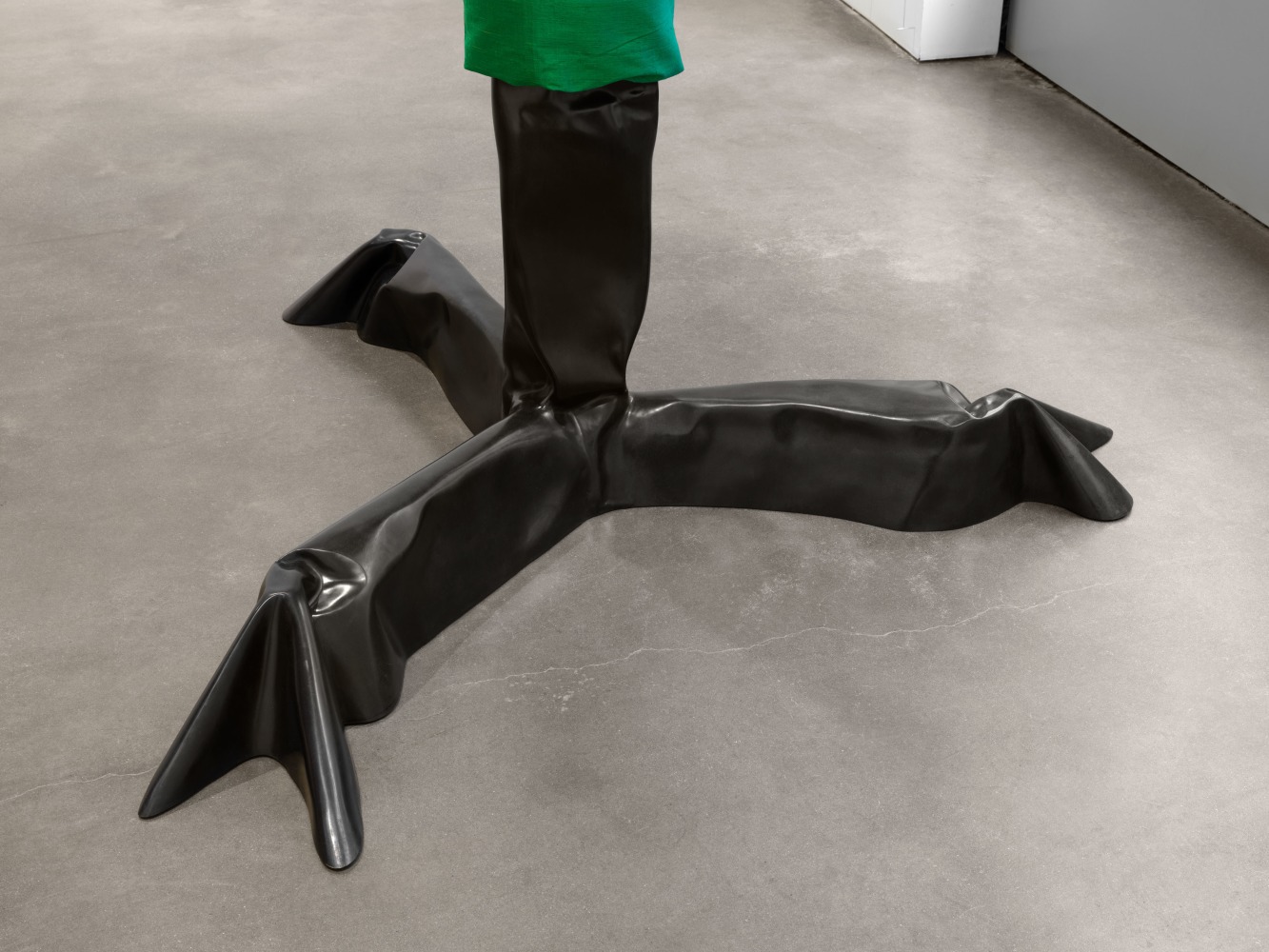 Luciano Fabro
Bronzo e seta indiana (Piede), 1970-1971 (realized 1985)
bronze with black patina, silk
31 1/2 x 59 x 59 in. (80 x 150 x 150 cm) (approx.)