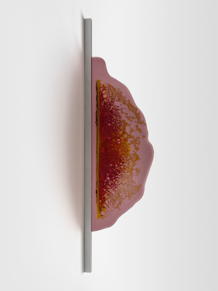 Tauba Auerbach
Spontaneous Lace, 2023
kiln-formed glass in aluminum armature
36 x 9 7/8 x 3/8 in. (91.4 x 25.1 x 1 cm)