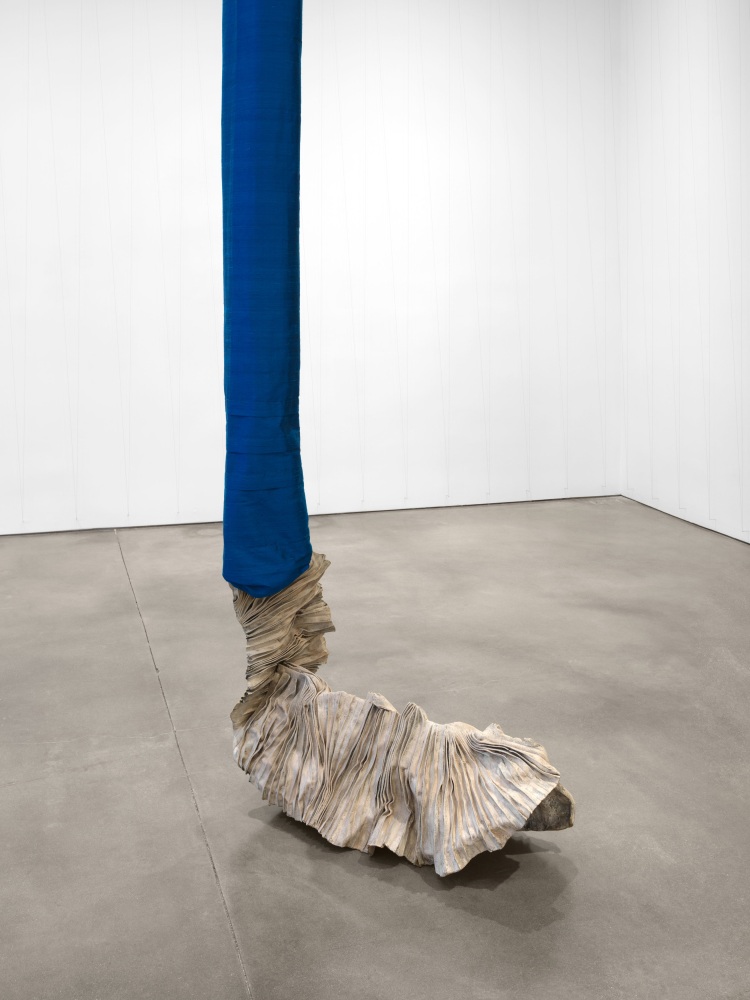 Luciano Fabro
Piede Senile II, 2000
polished and white patinated bronze, silk
33 1/2 x 15 3/4 x 39 3/8 in. (85 x 40 x 100 cm) (approx.)