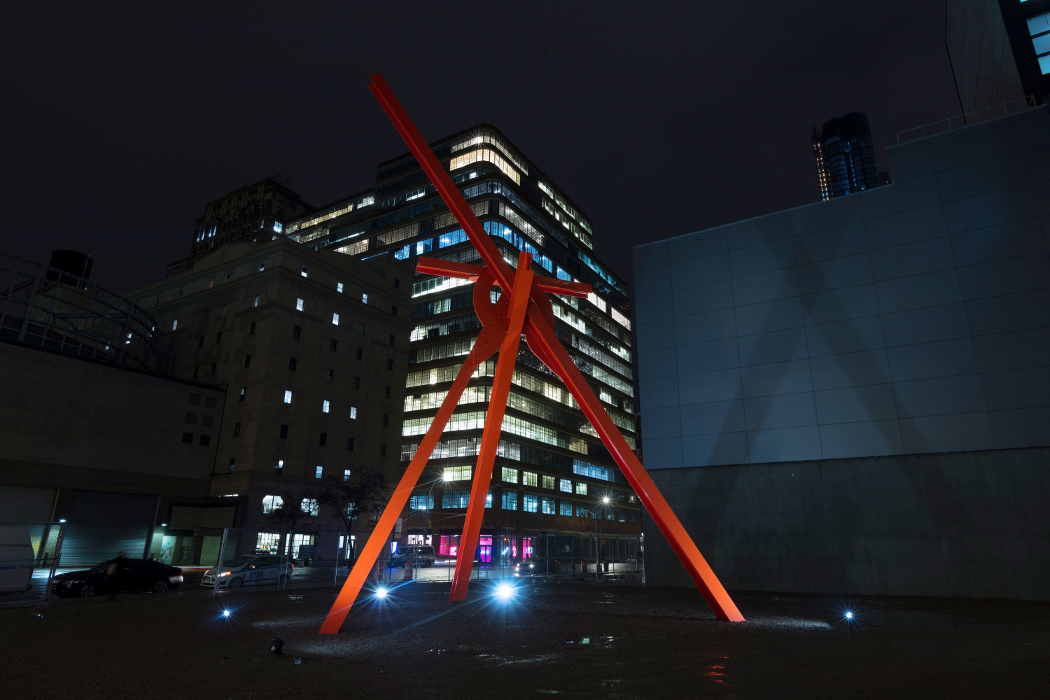 Mark di Suvero
Hugs, 2011
steel, urethane paint
51 ft x 32 ft x 20 ft 4 in. (1554.5 x 975.4 x 619.8 cm)
 