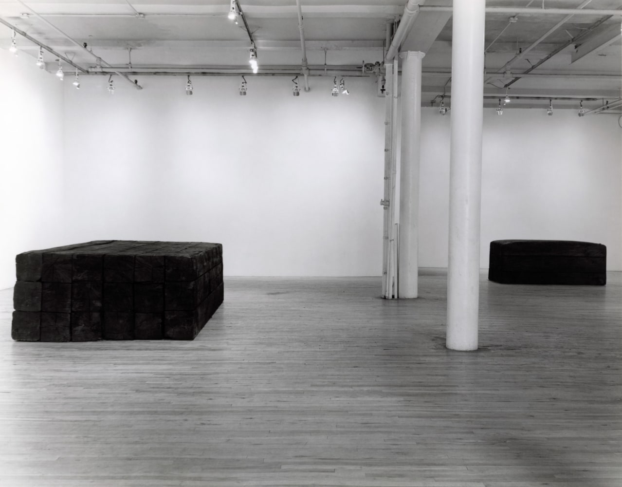 Installation view, Sculptures, Paula Cooper Gallery, 155 Wooster Street, New York, April 8 - 29 1978. © Robert Grosvenor. Courtesy Paula Cooper Gallery, New York. Photo: Jonathan Dent