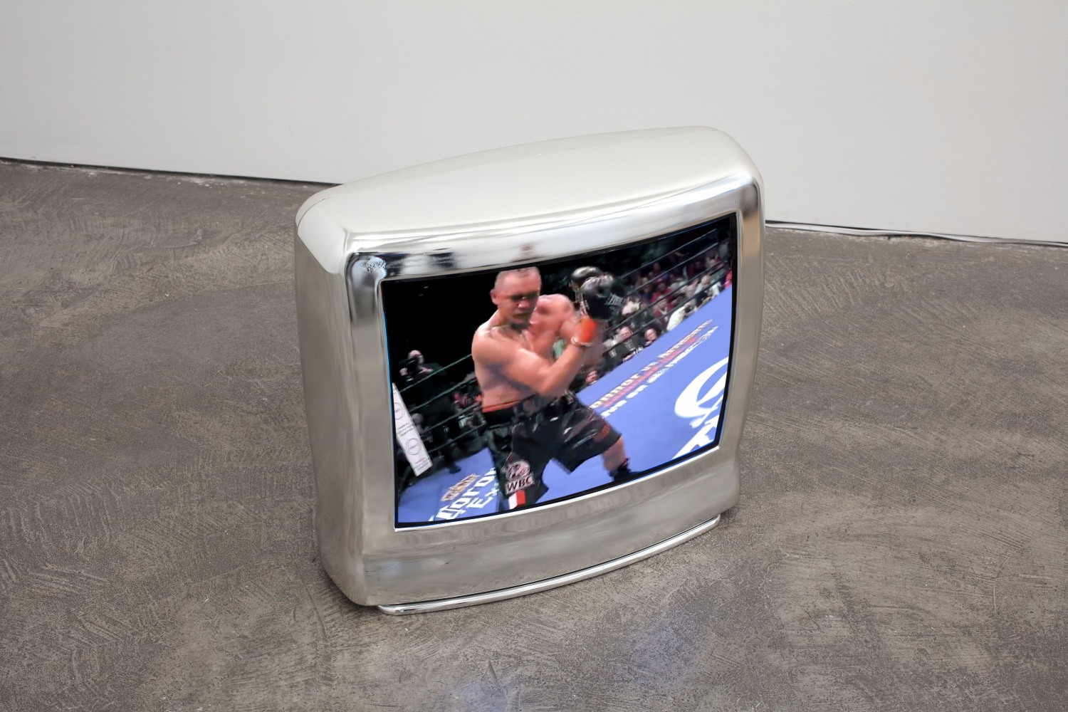 Paul Pfeiffer Caryatid (Duhaupas), 2016 digital video loop chromed 21" color television with embedded media player  21 x 20 x 19 in. (53.3 x 50.8 x 48.3 cm)