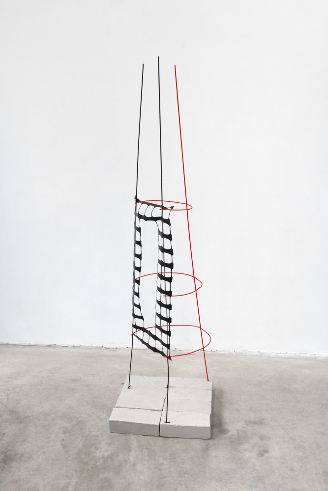 Framework 11, 2017 wire, construction mesh, acrylic, gouache 53 3/4 x 11 1/4 x 14 in. (136.5 x 28.6 x 35.6 cm)