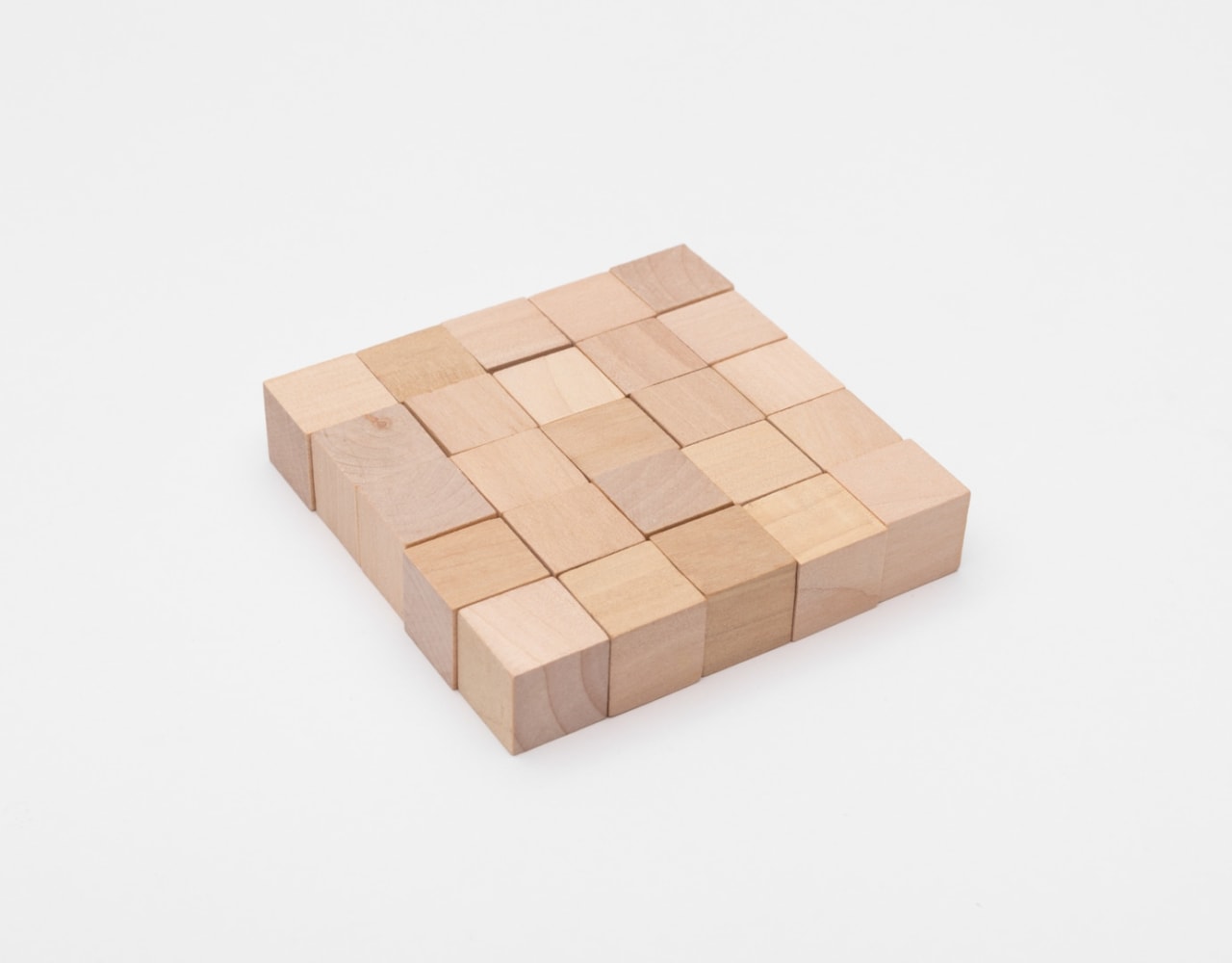 Carl Andre
25 Part Wood Cube Square, 2016
wood
each: 3/4 x 3/4 x 3/4 in. (1.9 x 1.9 x 1.9 cm)
overall: 3/4 x 3 3/4 x 3 3/4 in. (1.9 x 9.5 x 9.5 cm)
&amp;copy; 2023 Carl Andre / Artists Rights Society (ARS), New York. Courtesy Paula Cooper Gallery, New York.
Photo: Steven Probert

칼 안드레
25 Part Wood Cube Square, 2016
목재
각각: 3/4 x 3/4 x 3/4인치(1.9 x 1.9 x 1.9cm)
전체: 3/4 x 3 3/4 x 3 3/4인치(1.9 x 9.5 x 9.5cm)
&amp;copy; 2023 Carl Andre / Artists Rights Society (ARS), New York. Courtesy Paula Cooper Gallery, New York.
Photo: Steven Probert