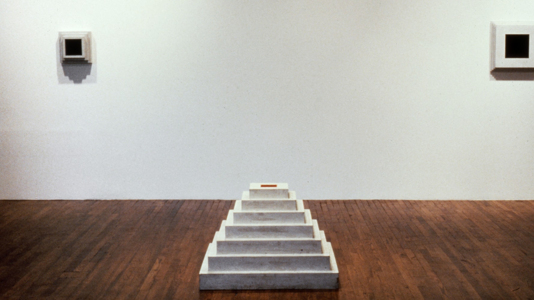 Installation view, Jackie Winsor, Paula Cooper Gallery, 155 Wooster Street, New York, November 2 - 30, 1989. © Jackie Winsor. Courtesy Paula Cooper Gallery, New York. Photo: Geoffrey Clements.