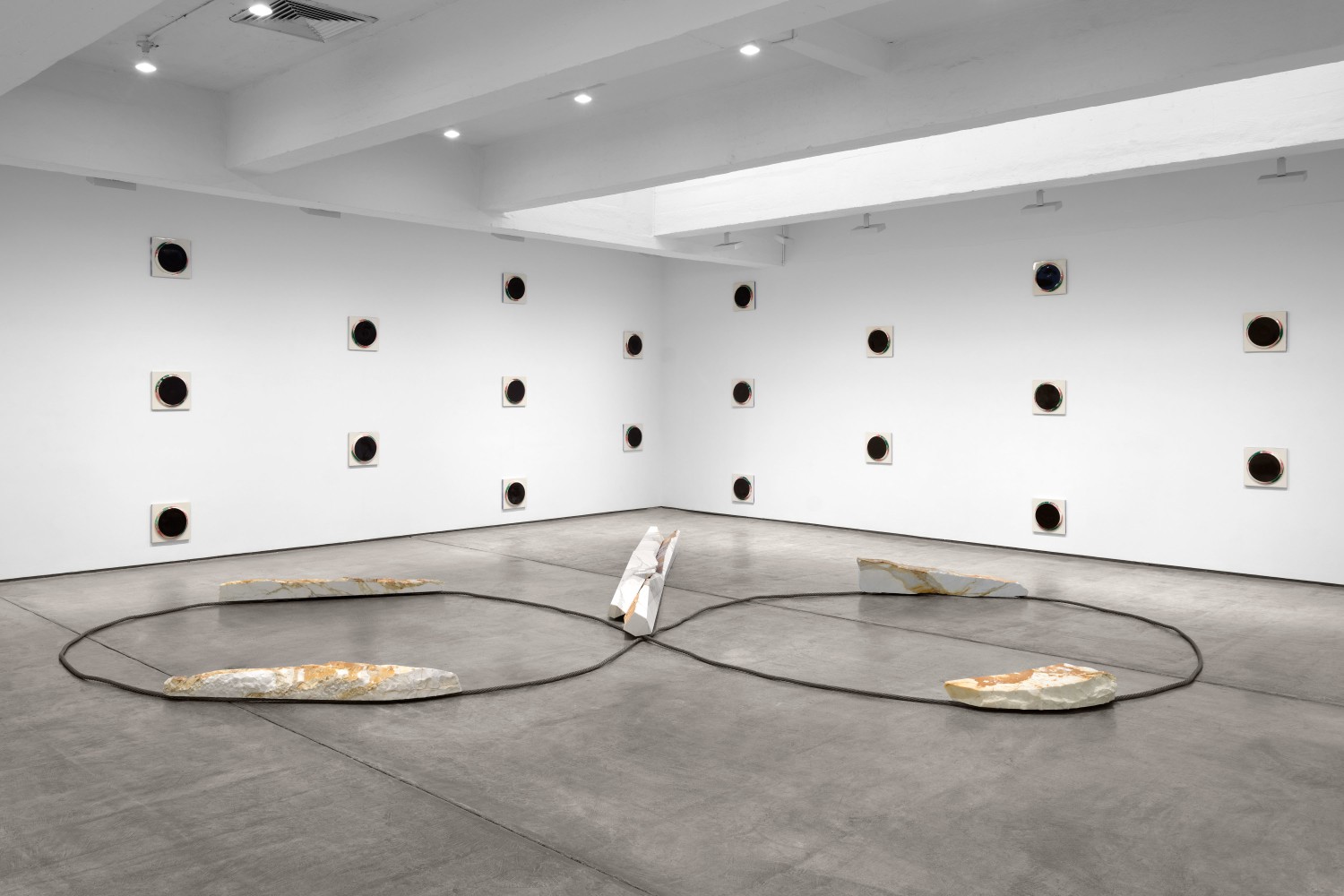 Luciano Fabro
L'Infinito, 1989
steel cable and marble
17 3/4 x 315 x 236 1/4 in. (45 x 800 x 600 cm)