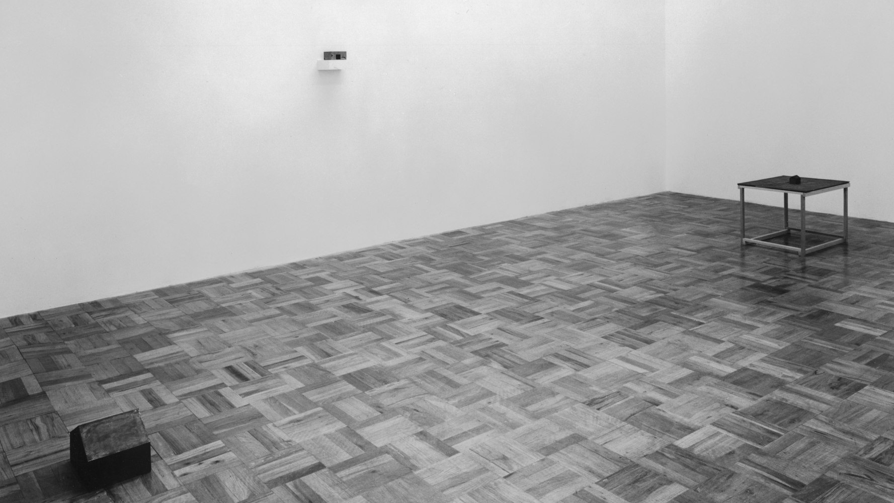Installation view, Joel Shapiro, Paula Cooper Gallery, 669 La Cienega, California, April 6 - April 24 1976. © 2025 Joel Shapiro / Artists Rights Society (ARS), New York. Courtesy Paula Cooper Gallery, New York. Photo: Frank J Thomas.