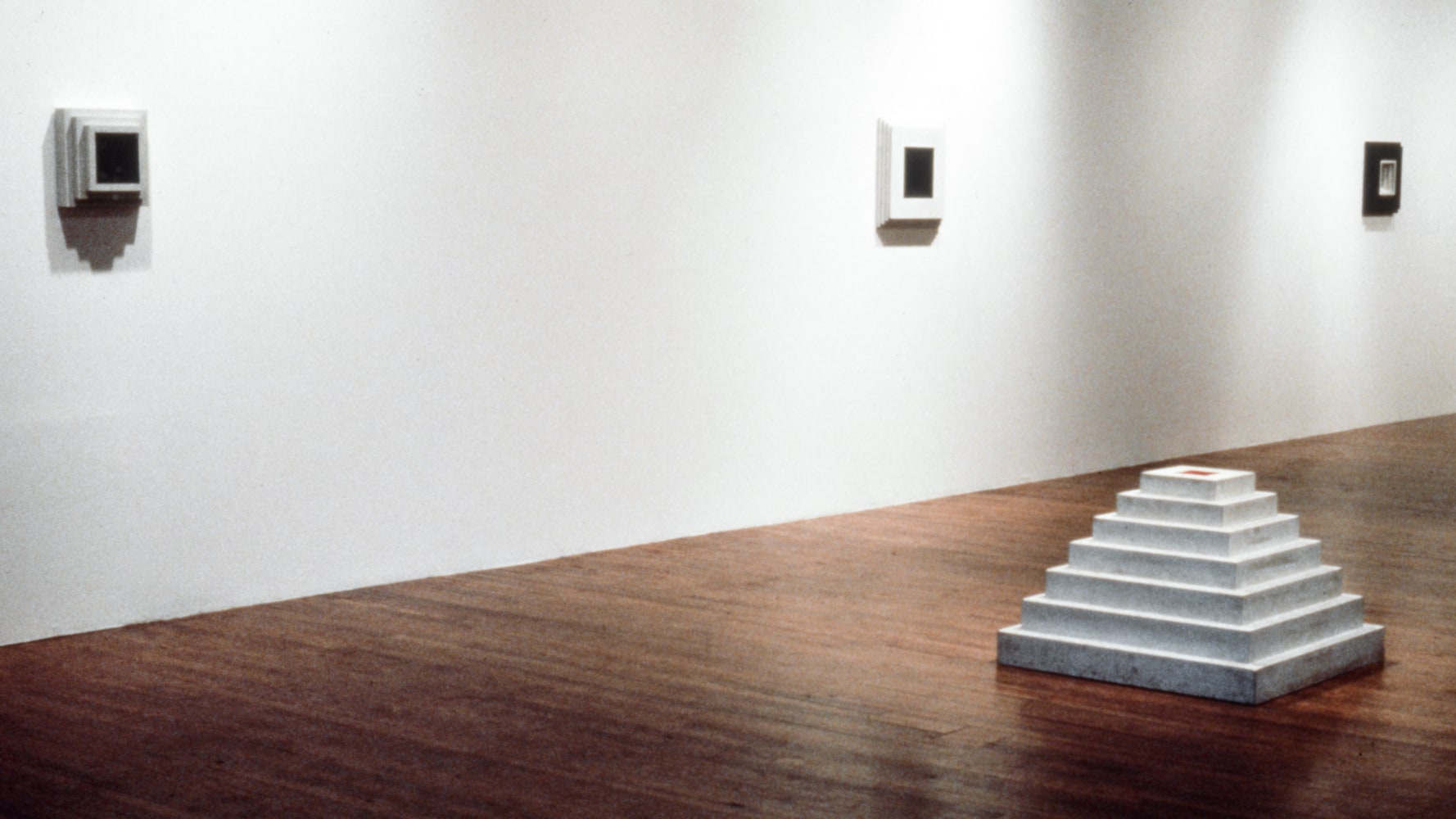 Installation view, Jackie Winsor, Paula Cooper Gallery, 155 Wooster Street, New York, November 2 - 30, 1989. © Jackie Winsor. Courtesy Paula Cooper Gallery, New York. Photo: Geoffrey Clements.