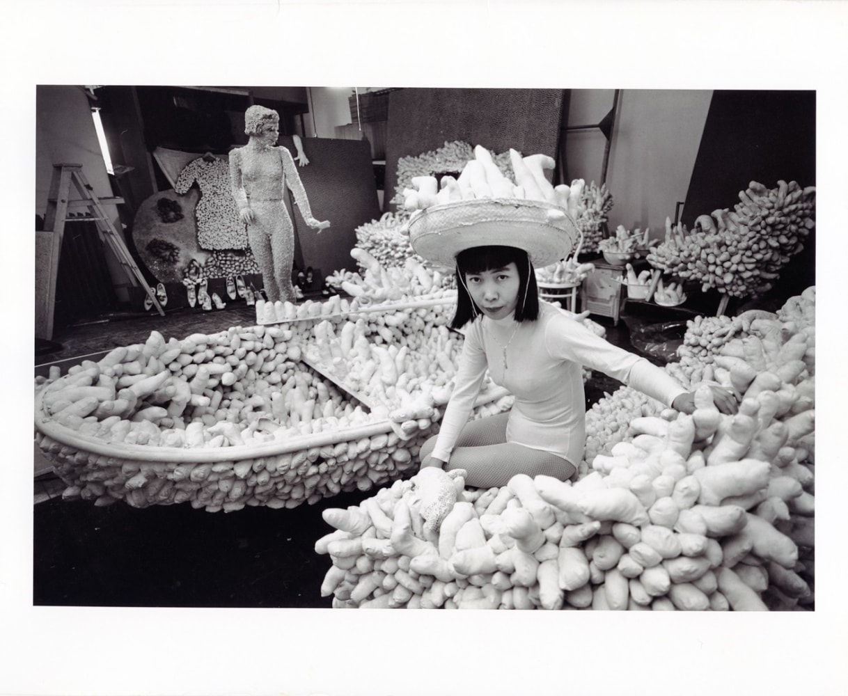 Peter Moore
Kusama in her studio surrounded by accumulations, Feb. 28, 1964, 1964
gelatin silver print
image: 6 x 9 in. (15.2 x 22.9 cm)
paper: 8 x 10 in. (20.3 x 25.4 cm)
Peter Moore Photography Archive, Charles Deering McCormick Library of Special Collections, Northwestern University Libraries. &amp;copy; Northwestern University.

피터 무어
Kusama in her studio surrounded by accumulations, Feb. 28, 1964, 1964년
젤라틴 실버 프린트
이미지: 6 x 9인치(15.2 x 22.9cm)
용지: 8 x 10인치(20.3 x 25.4cm)
Peter Moore Photography Archive, Charles Deering McCormick Library of Special Collections, Northwestern University Libraries. &amp;copy; Northwestern University.