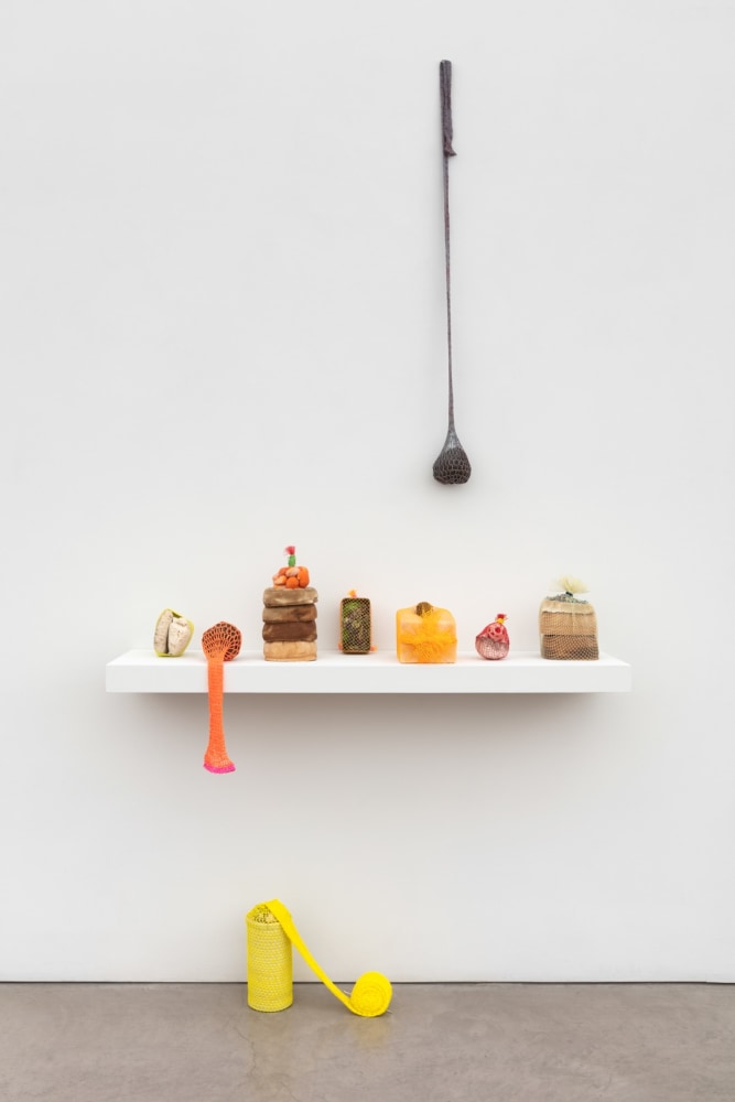 Veronica Ryan
Entangle/Disentanglement, 2017-2022
fossilized coral, bandage, bronze, crocheted fishing line, sculpey, tea stained hydrocal, thread, Portuguese pink marble, hair net, pin cushion, pins, stainless steel hook and metal
dimensions variable
shelf: 3 x 48 x 12 in. (7.6 x 121.9 x 30.5 cm)
&amp;copy; Veronica Ryan. Courtesy Paula Cooper Gallery, New York
Photo: Steven Probert

베로니카 라이언
Entangle/Disentanglement, 2017-2022
화석화된 산호, 붕대, 청동, 코바늘로 뜨개질한 낚싯줄, 스컬피, 차로 물들인 석고, 실, 포르투갈산 분홍 대리석, 머리망, 핀 쿠션, 핀, 스테인리스 스틸 후크와 금속
가변크기
선반: 3 x 48 x 12인치(7.6 x 121.9 x 30.5cm)
​​​​​​​&amp;copy; Veronica Ryan. Courtesy Paula Cooper Gallery, New York
​​​​​​​Photo: Steven Probert