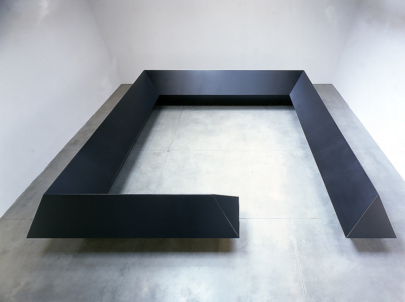 Tony Smith "Stinger" 1968 Steel, painted black 6'6" x 33'4 1/2" x 33'4 1/2"