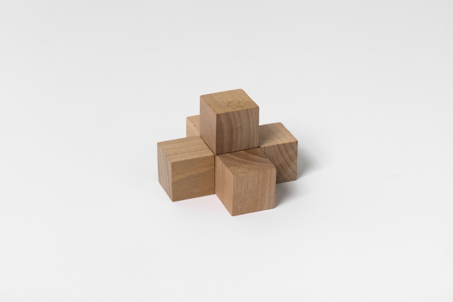 Carl Andre
6 Unit Wood Array, 2015
wood
6-unit array; 1 cube atop a 5-unit cross
each: 1 1/8 x 1 1/8 x 1 1/8 in. (2.9 x 2.9 x 2.9 cm)
overall: 2 1/4 x 3 3/8 x 3 3/8 in. (5.7 x 8.6 x 8.6 cm)
&amp;copy; 2023 Carl Andre / Artists Rights Society (ARS), New York. Courtesy Paula Cooper Gallery, New York.
Photo: Steven Probert

칼 안드레
6 Unit Wood Array, 2015
목재
6유닛의 목재 배열; 5유닛의 십자가 위 큐브 1개
각각: 1 1/8 x 1 1/8 x 1 1/8인치(2.9 x 2.9 x 2.9cm)
전체: 2 1/4 x 3 3/8 x 3 3/8인치(5.7 x 8.6 x 8.6cm)
&amp;copy; 2023 Carl Andre / Artists Rights Society (ARS), New York. Courtesy Paula Cooper Gallery, New York.
Photo: Steven Probert