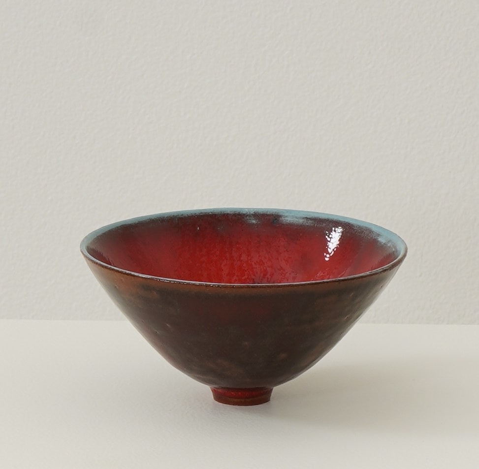 Untitled (red ७), 2020

Glazed red earthenware, turquoise porcelain slip, wheel thrown

5.5 cm (height) x 11.5 cm (diameter)