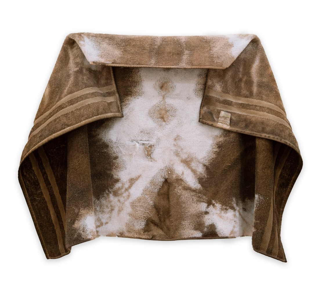 Ryan Scails

Liquor, 2024

cotton bath towel, Black Walnut dye, hardware

32 x 49 x 1/2 in.
81.3 x 124.5 x 1.3 cm.

(RYSC001)