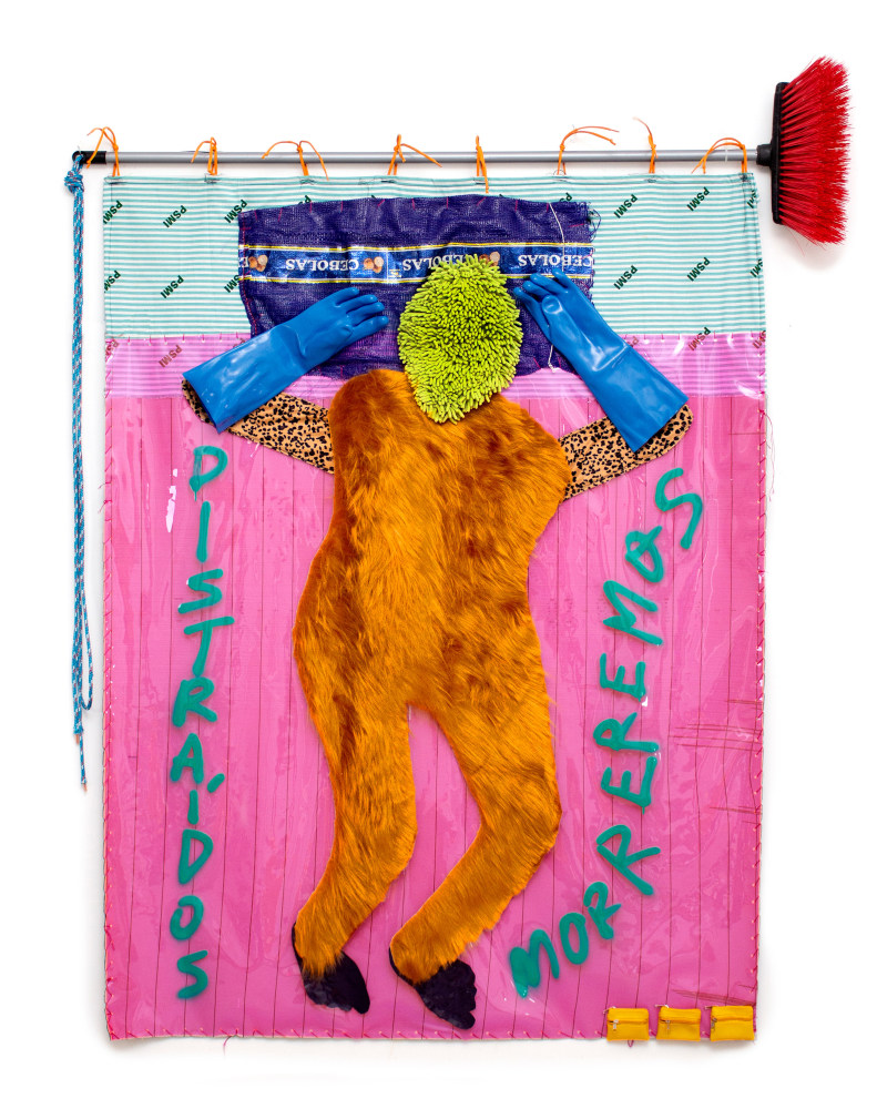 Randolpho Lamonier
Distra&amp;iacute;dos morreremos (Distracted we&amp;#39;ll die),&amp;nbsp;2021
Mixed media (Rope, broom, plastic, painting and embroidery on fabric)
75 &amp;times; 65&amp;nbsp;inches