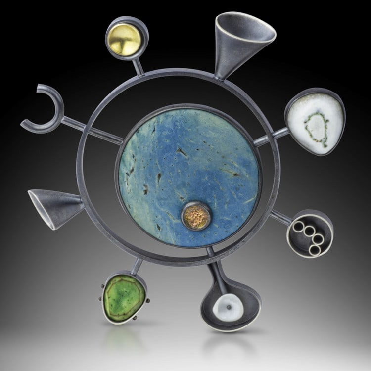 World Peace - Greek
&amp;pi;&amp;alpha;&amp;gamma;&amp;kappa;ό&amp;sigma;&amp;mu;&amp;iota;&amp;alpha; &amp;epsilon;&amp;iota;&amp;rho;ή&amp;nu;&amp;eta; - pank&amp;oacute;smia eir&amp;iacute;ni
Brooch fabricated in sterling silver with dyed and heat-treated coconut shell, 18K gold, Mediterranean seashell, semiprecious stone.
3.75&amp;quot; x 3.75&amp;quot; x .25&amp;quot;
2020