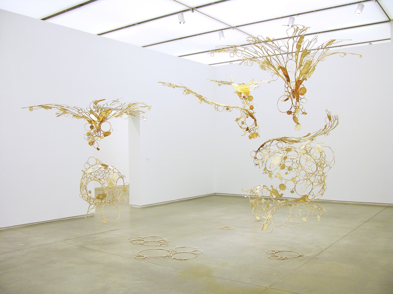 Sun-sneezers blow light bubbles, 2007-2008
Stainless steel, muslin cloth, tamarind kernel powder paste, lacquer
192″ x 288″ 168″