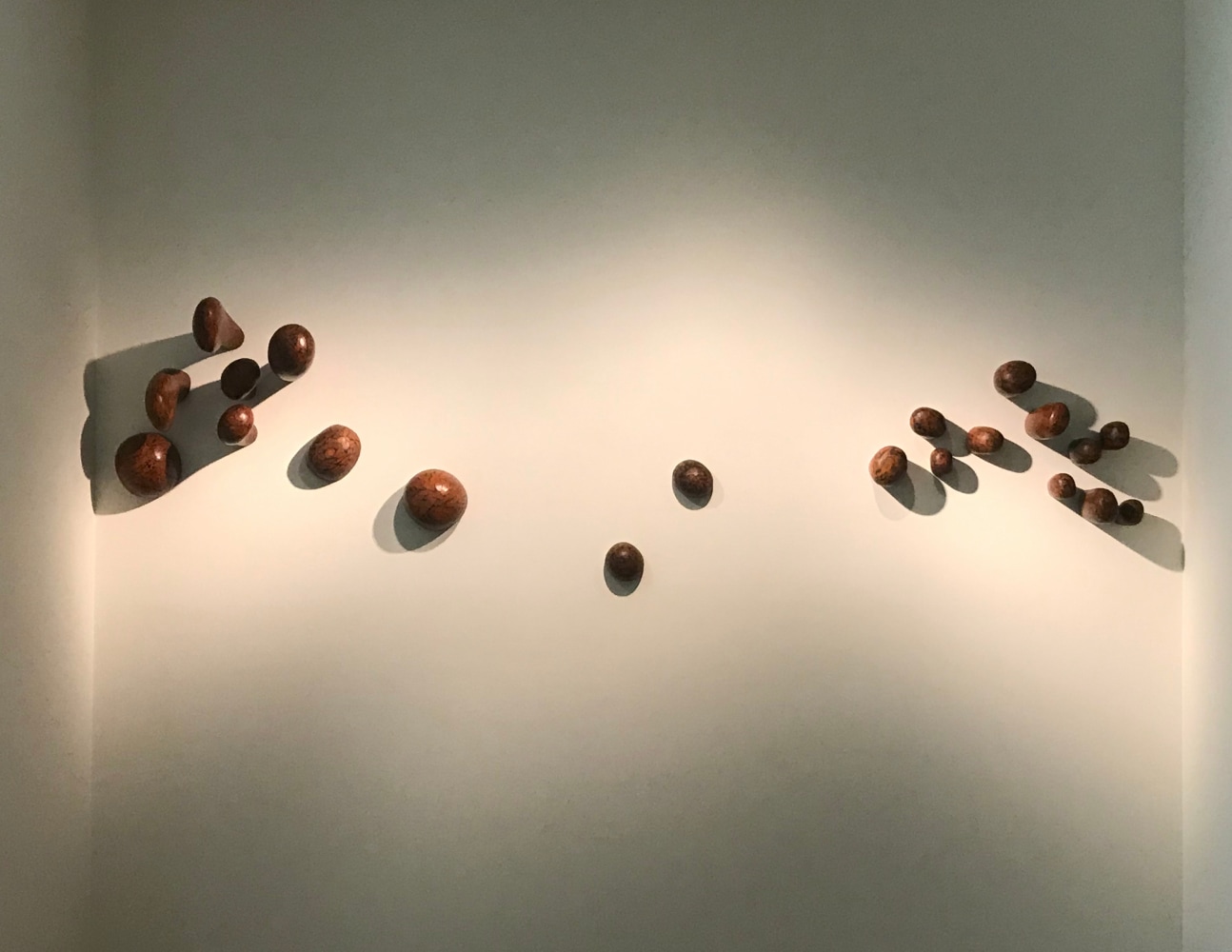 Shifting shores, 2019
Teak wood and pigment (in 21 parts)
20″ x 70″ (dimensions variable)