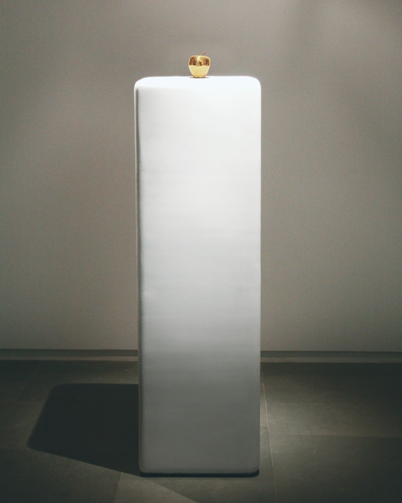 Energy field, 2006
22 Karat cast gold, acrylic, wires, electric current, fiberglass pedestal
Life sized apple cast, 17” x 58” x 17”  