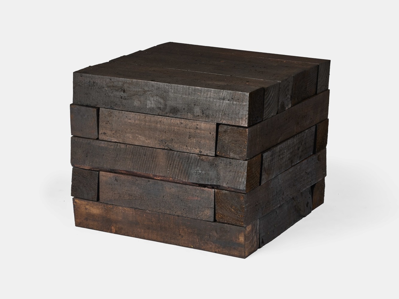 Jeremy Wafer

Stack, 2023

Wood, bitumen

17 pieces each 600 x 100 x 100 cm

Unique