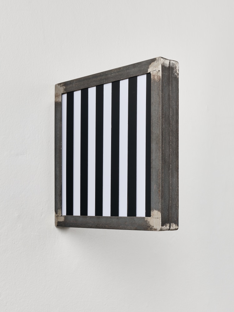 Jeremy Wafer

Sign, 2023

Glass, paint, steel

32 x 5 x 35 cm / 12.6 x 2 x 13.8 in.

Unique