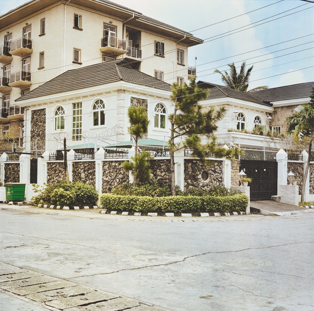 Sabelo Mlangeni

House of Allure, 2019

Digital ultrachrome archival print

Work: 100 x 100 x 3.5 cm |&amp;nbsp;39.37 x 39.37 x 1.37 in

Edition of 7

Enquire