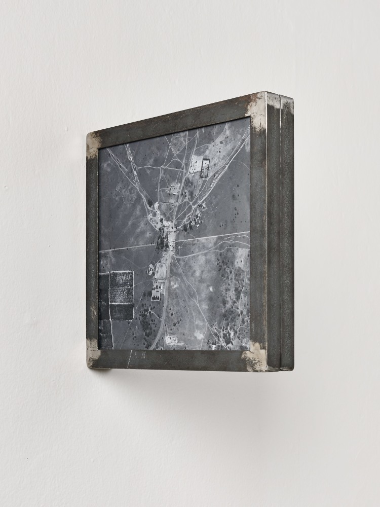 Jeremy Wafer

Ponto do Ouro, 2023

Glass, photograph, vinyl lettering, steel

32 x 5 x 35 cm / 12.6 x 19.7 x 137.8 in.

Unique