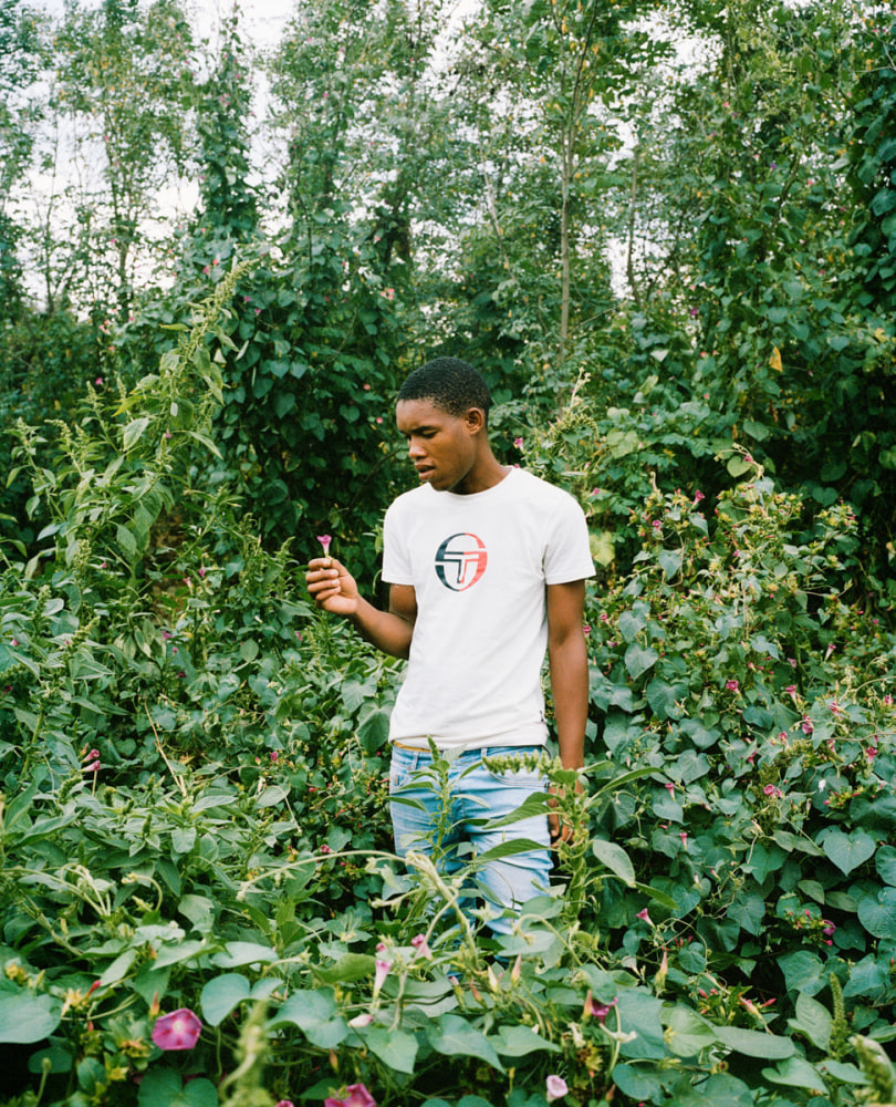 Lindokuhle Sobekwa

Luvo in the garden II, 2021

Inkjet print on cotton rag

Work: 100 x 80 cm (39.4 x 31.5 in.)

Edition of 3 + 2 AP