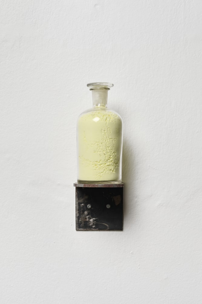 Jeremy Wafer

Sulphur, 2023

Glass container, steel and sulphur.

30 x 10 x 15 cm / 11.8 x 3.9 x 5.9 in.

Unique