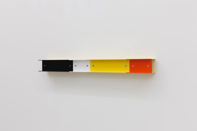 Liam Gillick,&amp;nbsp;Restriction&amp;nbsp;Channelled, 2018, powder-coated aluminium, 8 x 90 x 8 cm / 3.1 x 35.4 x 3.1 in