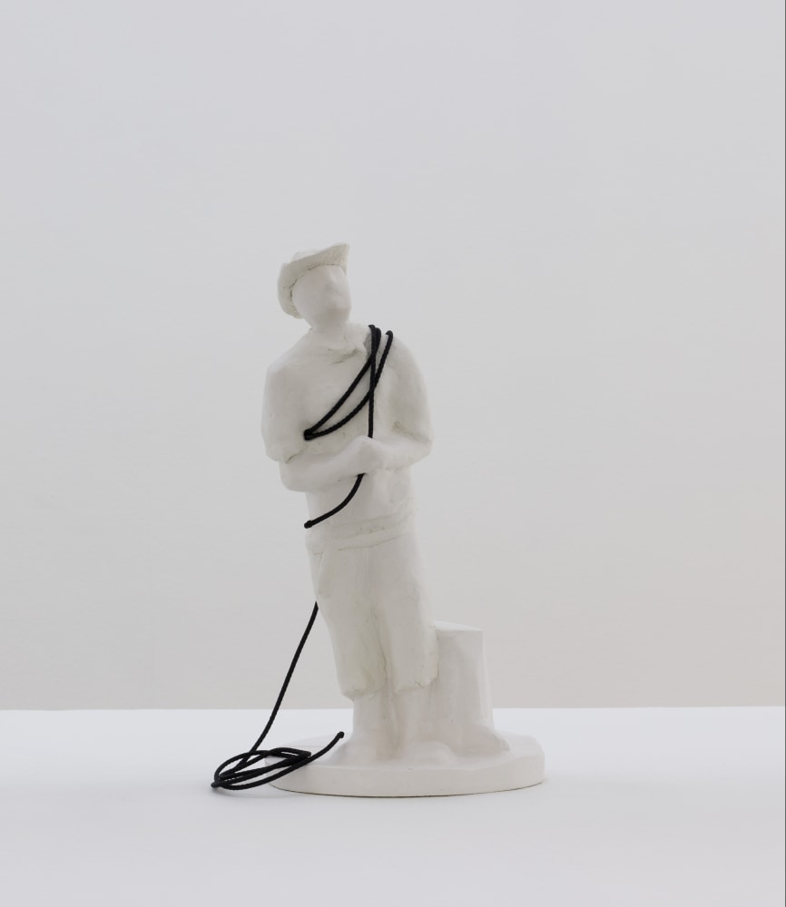 Hannah Fitz

service top cowboi w strap
2022

plaster, paper mache clay, rope

31 x 19 x 12.5 cm / 12.2 x 7.5 x 4.9 in