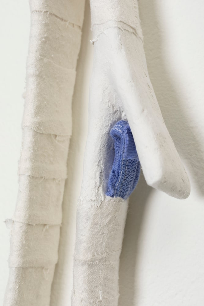 Aleana Egan
hearing, cleaning, 2023
card, tape, noil, dyed cotton, papier m&amp;acirc;ch&amp;eacute;
155 x 18 x 5 cm / 61 x 7.1 x 2 in