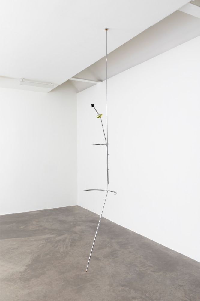 Sarah Pichlkostner&amp;nbsp;
Liquid Finger,&amp;nbsp;2023
aluminium, brass, glass
385 x 63 x 50 cm / 151.6 x 24.8 x 19.7 in&amp;nbsp;