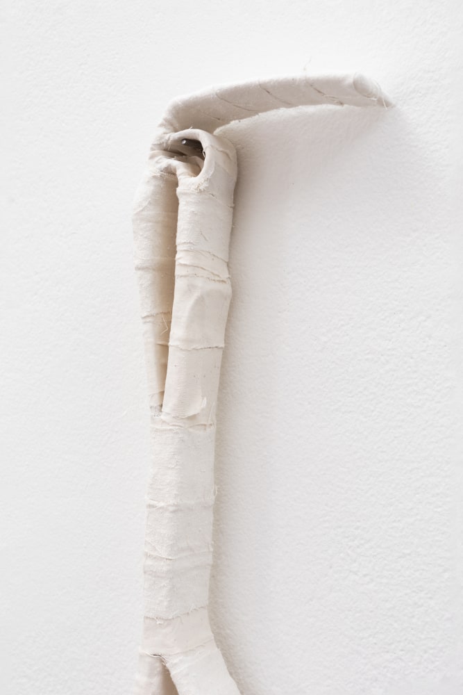 Aleana Egan
Between people
2023
wall element
card, tape, noil, cotton
177 x 10.5 x 4 cm / 69.7 x 4.1 x 1.6 in