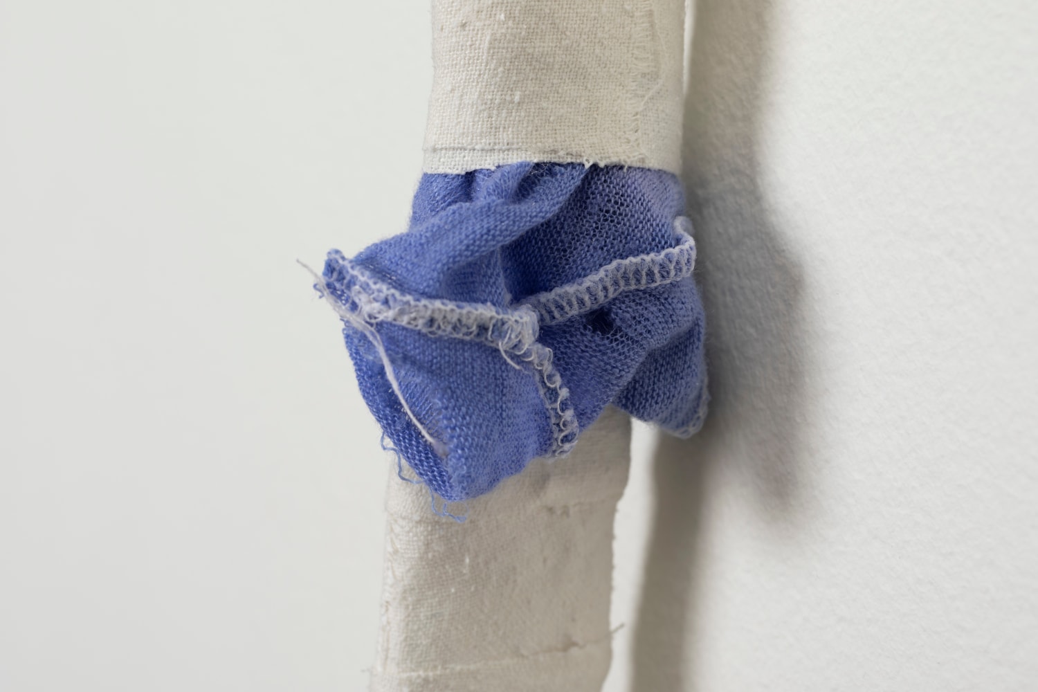 Aleana Egan
hearing, cleaning, 2023
card, tape, noil, dyed cotton, papier m&amp;acirc;ch&amp;eacute;
155 x 18 x 5 cm / 61 x 7.1 x 2 in