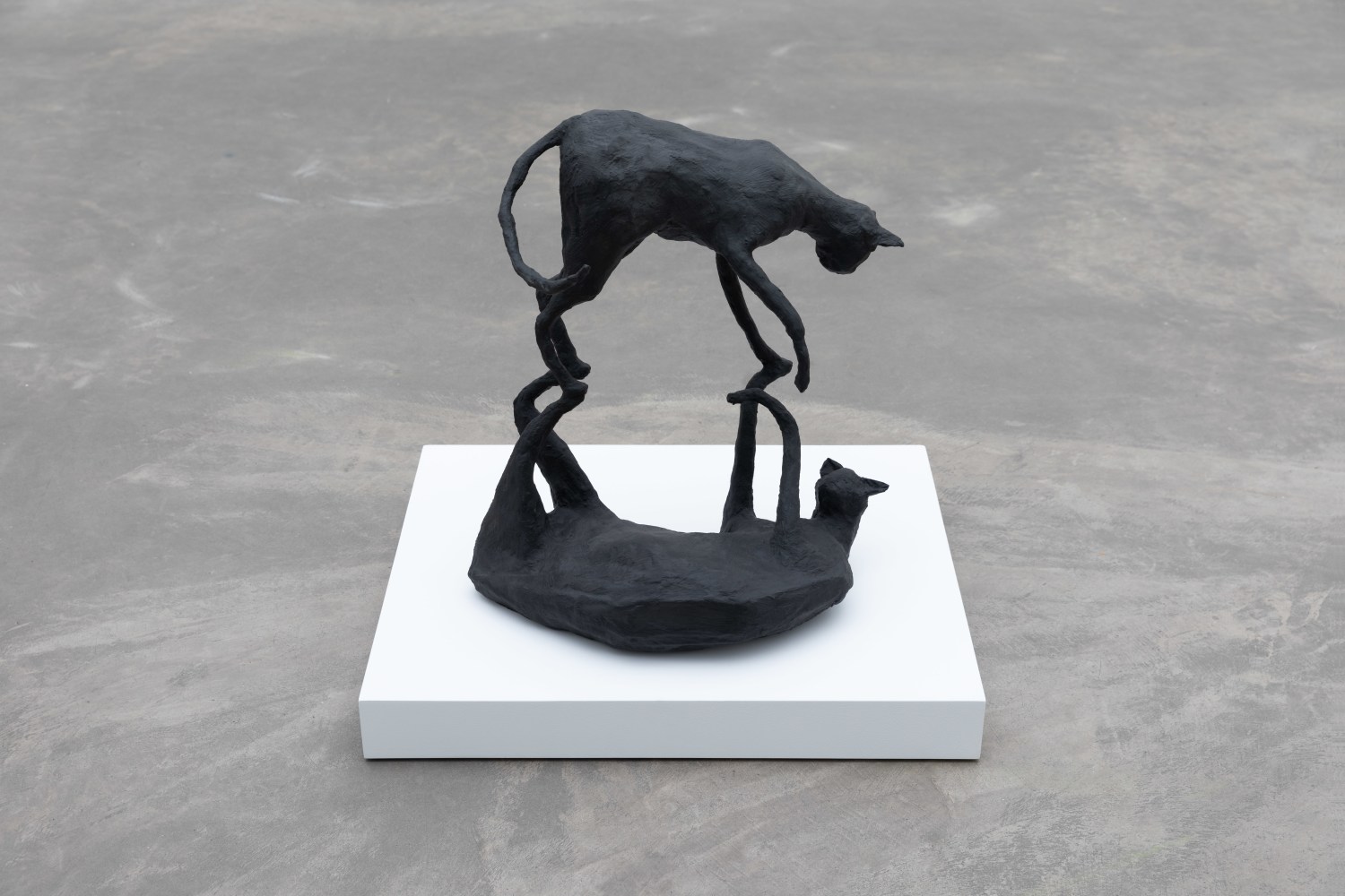 Andy Fitz&amp;nbsp;
Cats IV,&amp;nbsp;2021
wire, card, tape, plaster bandage, pigmented jesmonite
56 x 51 x 32 cm / 22 x 20.1 x 12.6 in&amp;nbsp;