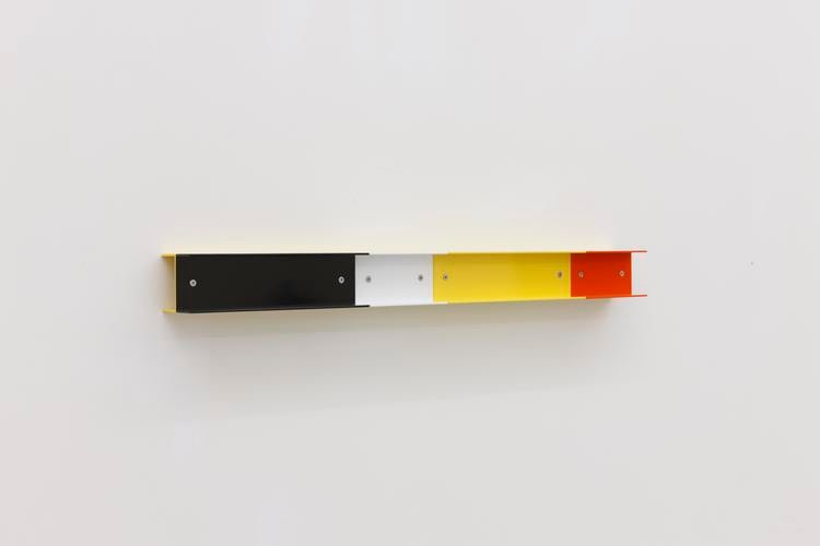 Liam Gillick,&amp;nbsp;Restriction&amp;nbsp;Channelled, 2018, powder-coated aluminium, 8 x 90 x 8 cm / 3.1 x 35.4 x 3.1 in