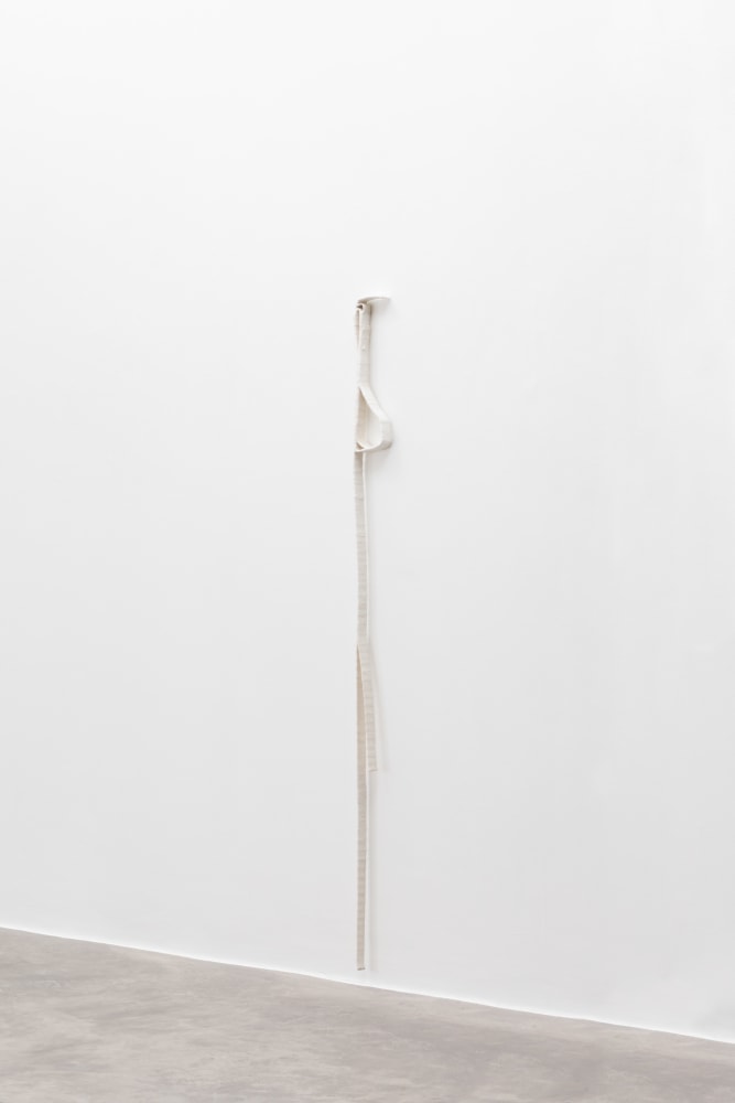 Aleana Egan
Between people
2023
wall element
card, tape, noil, cotton
177 x 10.5 x 4 cm / 69.7 x 4.1 x 1.6 in