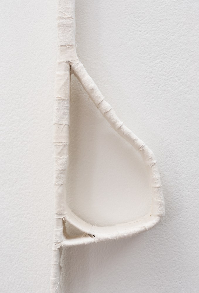 Aleana Egan
Between people
2023
wall element
card, tape, noil, cotton
177 x 10.5 x 4 cm / 69.7 x 4.1 x 1.6 in