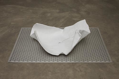 Aleana Egan
Daily air, 2013
stainless steel, plaster of Paris, wire
36 x 95 x 135 cm / 14.2 x 26 x 31.5 in