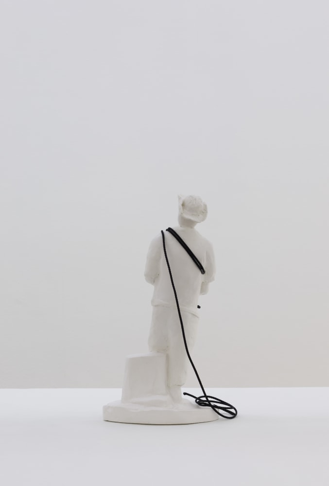 Hannah Fitz

service top cowboi w strap
2022

plaster, paper mache clay, rope

31 x 19 x 12.5 cm / 12.2 x 7.5 x 4.9 in