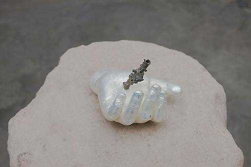 Dorothy Cross
Lightning, 2014
sandstone column, cast sterling silver, fulgurite plinth&amp;nbsp;
element: height 122 cm, diameter 25 cm
sculptural element: 8 x 10 x 9 cm

&amp;nbsp;