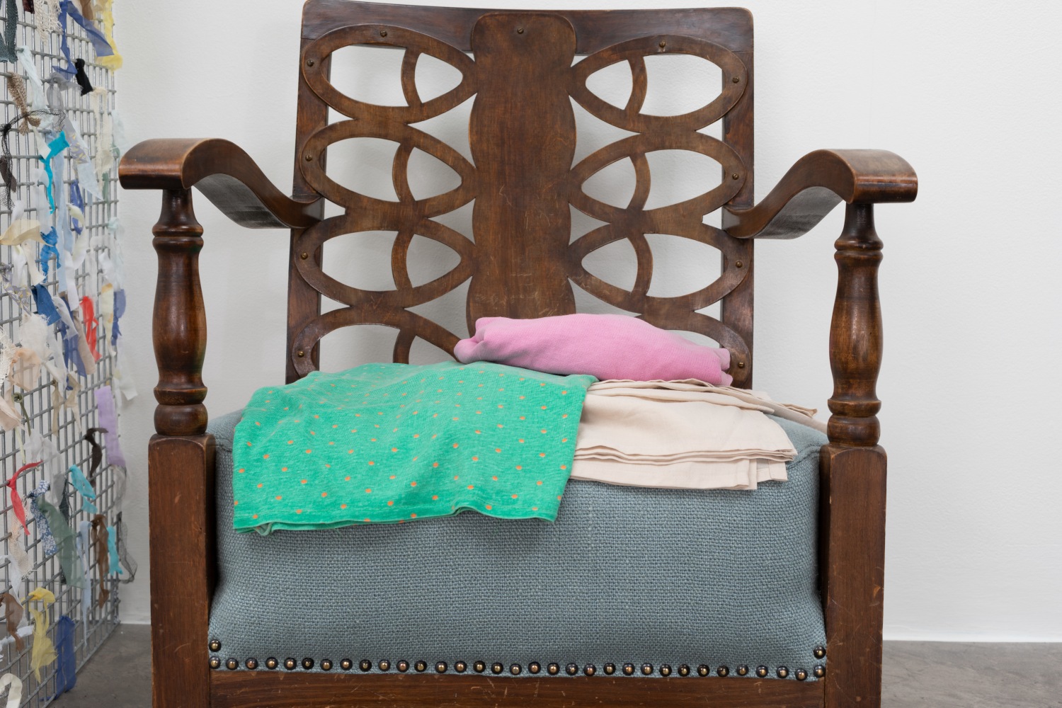 Aleana Egan
sound clips
2023
chair, clothes, fabric diptych, fabric samples, steel mesh
199 x 114 x 67 cm / 78.3 x 44.9 x 26.4 in total