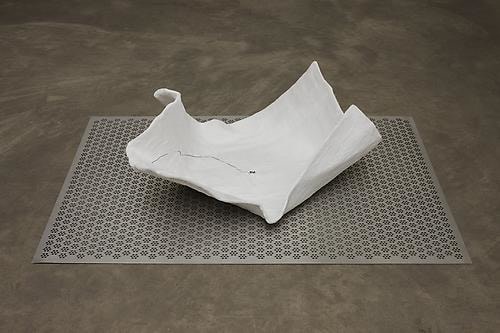 Aleana Egan
Daily air, 2013
stainless steel, plaster of Paris, wire
36 x 95 x 135 cm / 14.2 x 26 x 31.5 in
