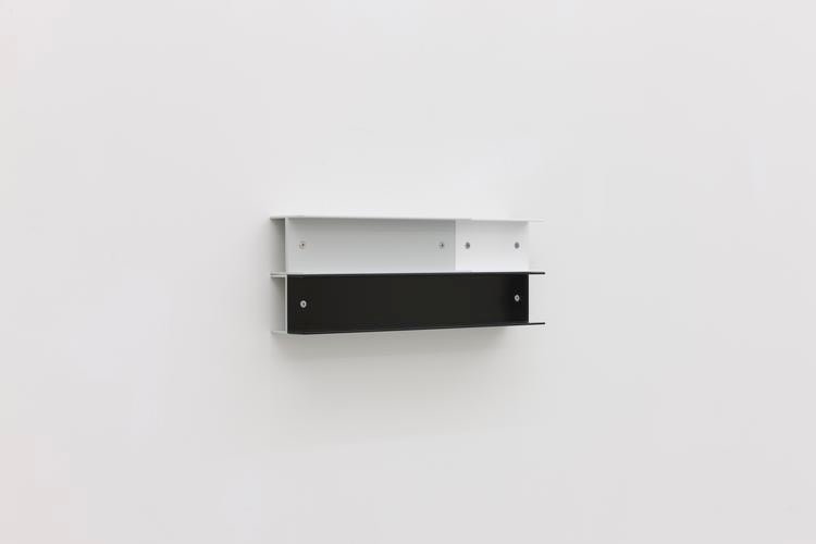 Liam Gillick,&amp;nbsp;Expansion&amp;nbsp;Channelled, 2018, powder-coated aluminium, 16 x 45 x 8 cm / 6.3 x 17.7 x 3.1 in&amp;nbsp;
