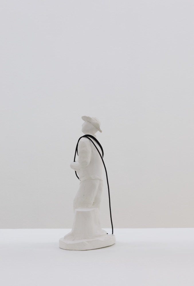Hannah Fitz

service top cowboi w strap
2022

plaster, paper mache clay, rope

31 x 19 x 12.5 cm / 12.2 x 7.5 x 4.9 in