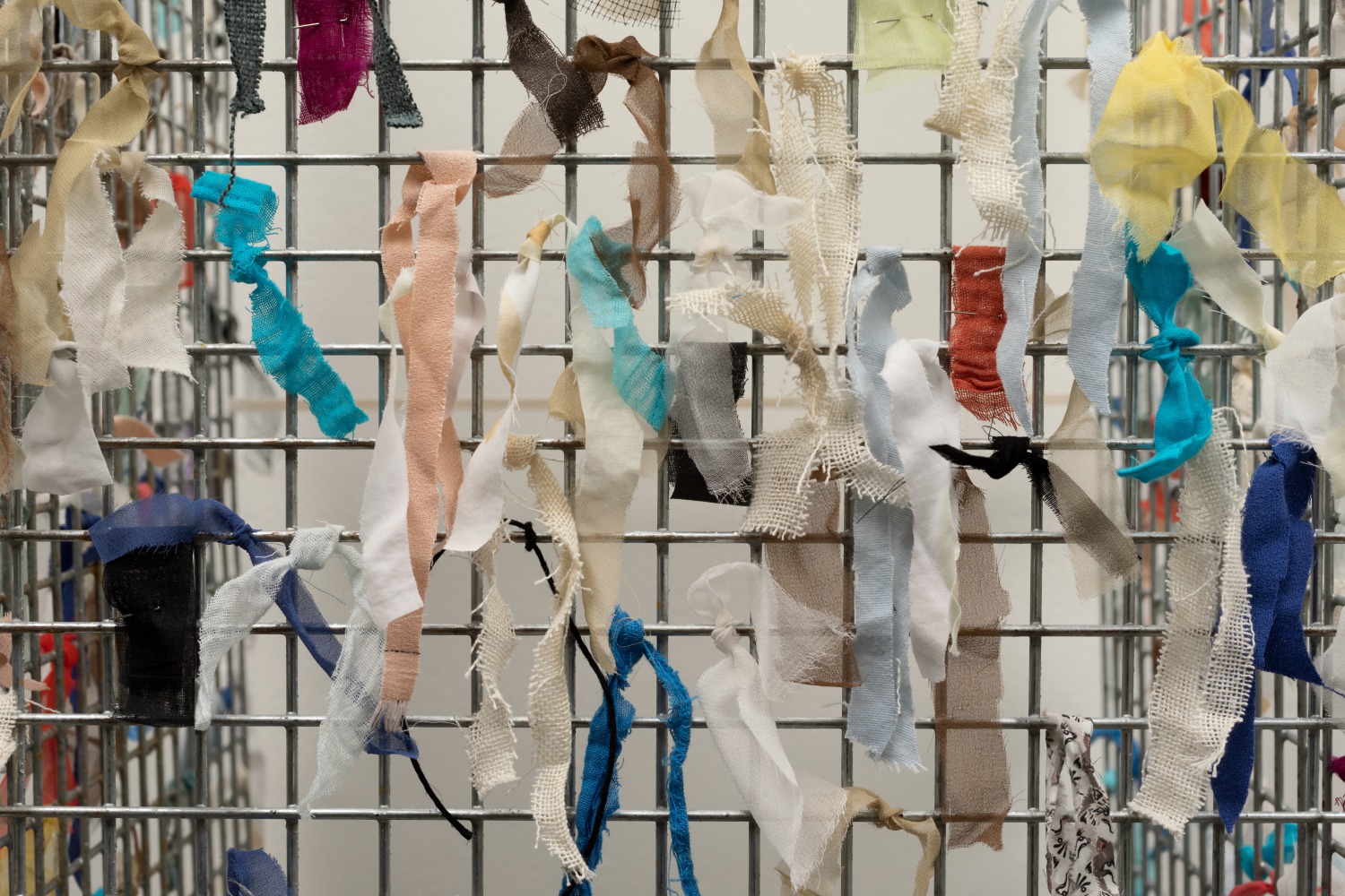 Aleana Egan
sound clips
2023

Chair, clothes, fabric diptych, fabric samples, steel mesh

199 x 114 x 67 cm total / 78.3 x 44.9 x 26.4 in total