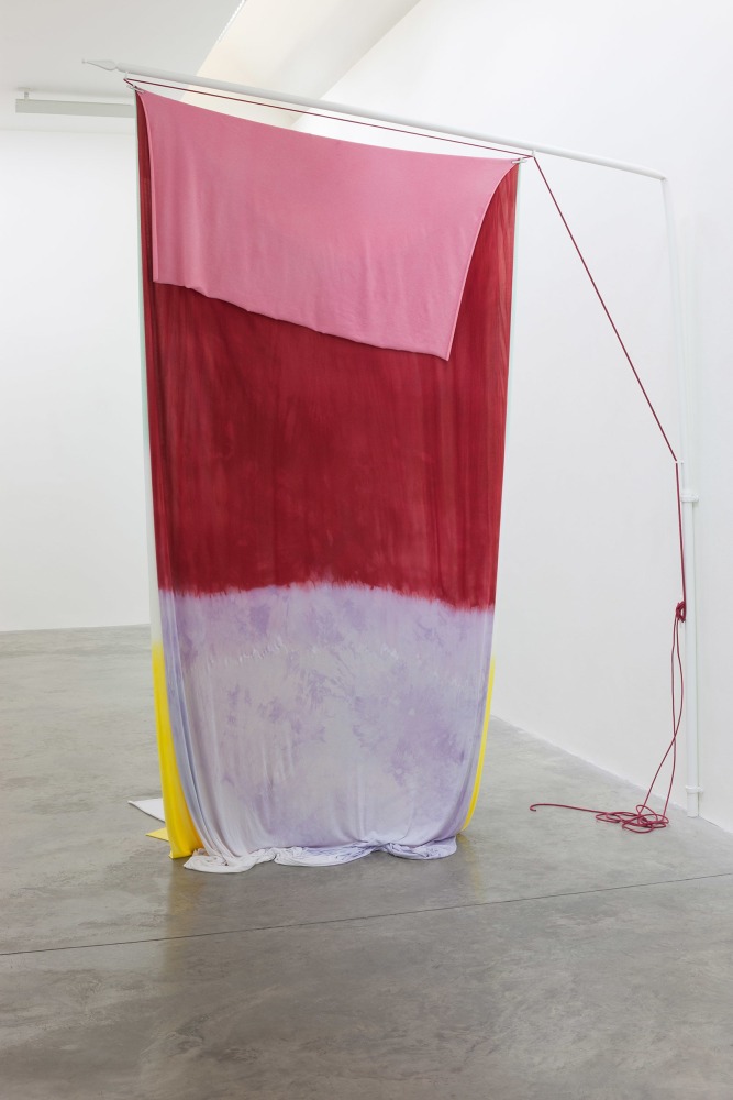 Isabel Nolan
Fresh disorder diminishing energy,&amp;nbsp;2015
cotton and powder-coated mild steel flag pole
285 x 232 x 120 cm / 112.2 x 91.3 x 47.2 in